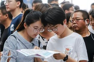 德天空记者：特里皮尔近期被推荐给多家俱乐部，包括英超球队